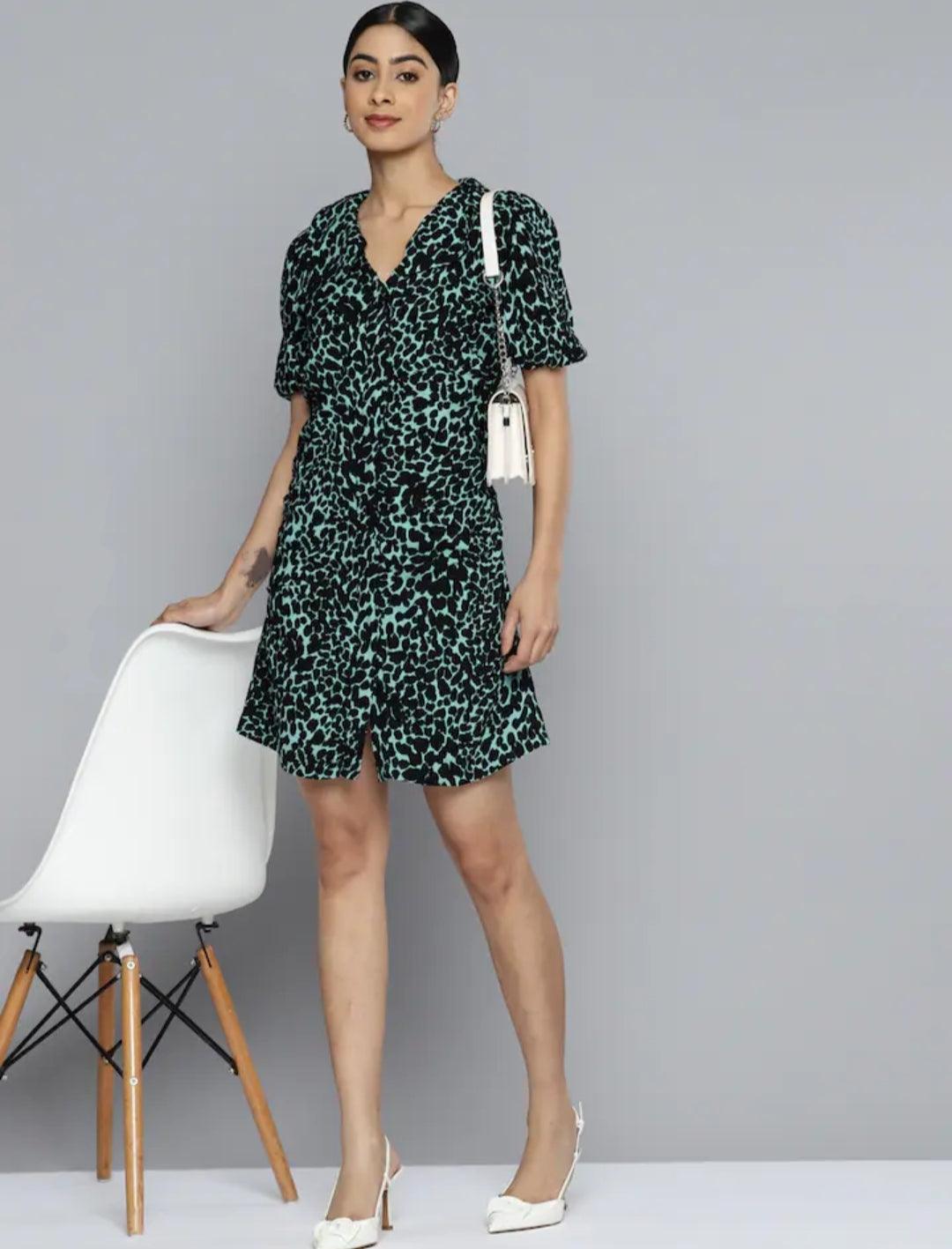 French-Inspired V-Neck Printed Short Dress - VONYQ
